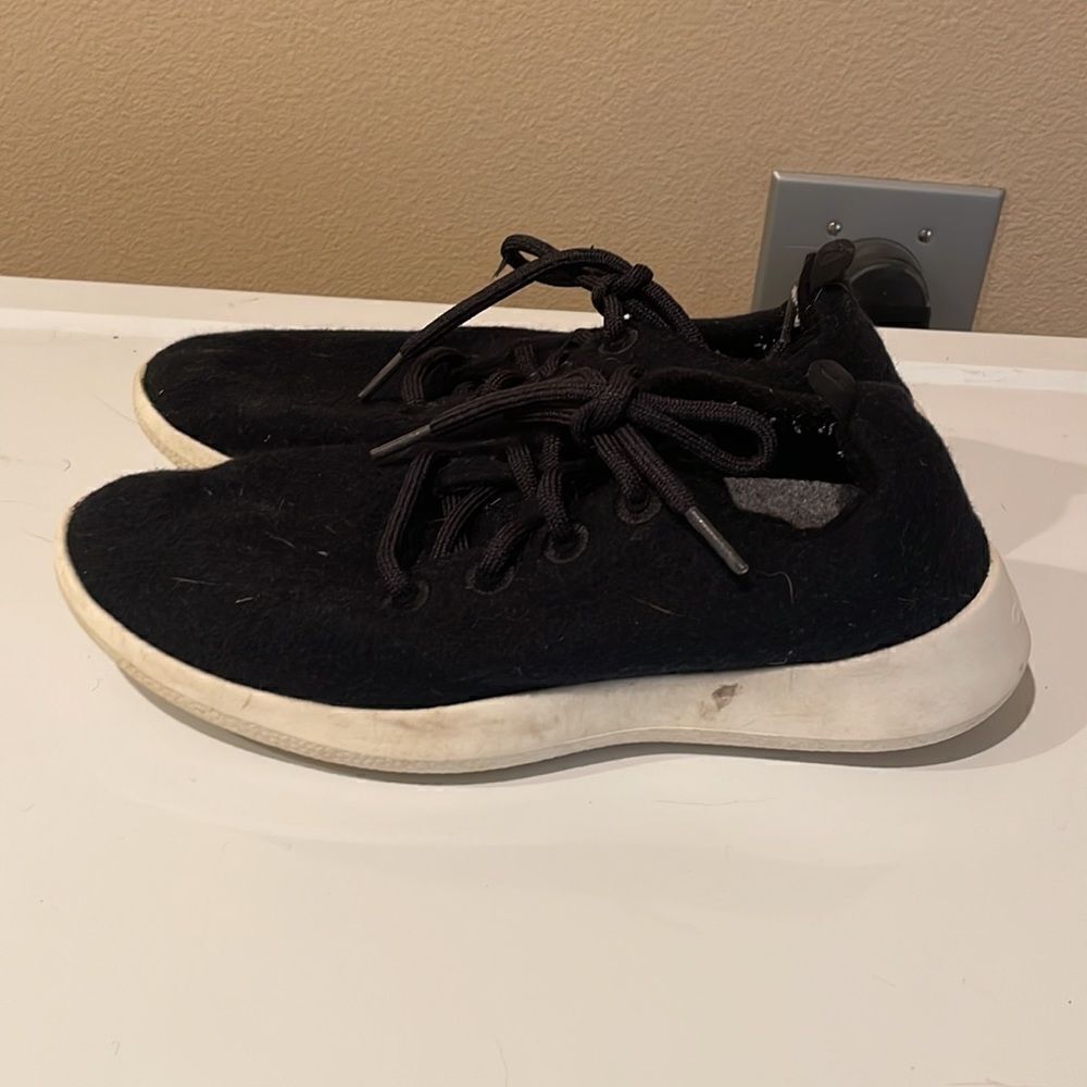 AllBirds wool black tennis shoes. They are a woman’s size 8 - Picture 4 of 9